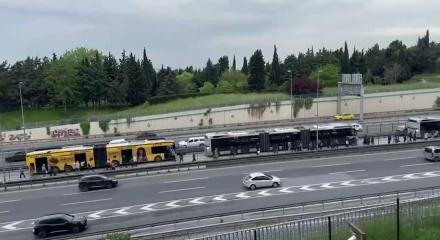 Bayrampaşa'da metrob&uuml;s &ccedil;ilesi: Vatandaşlar ara&ccedil;lardan inip y&uuml;r&uuml;d&uuml;