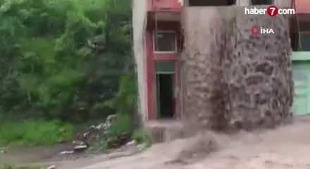 Ordu'da sel suları evin balkonundan şelale gibi aktı