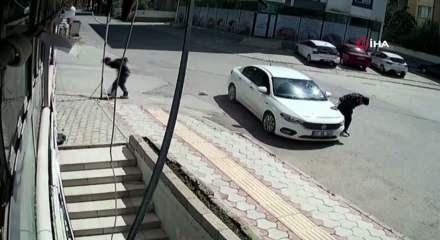 Otomobile ok gibi saplanan motosikletteki 2 kişinin havaya savrulduğu anlar kamerada
