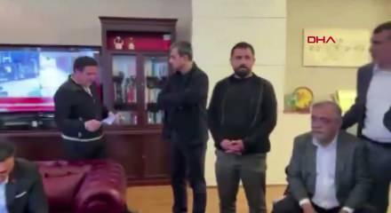&Ouml;zg&uuml;r &Ouml;zel kendisine gelen tebligatı yıktı!