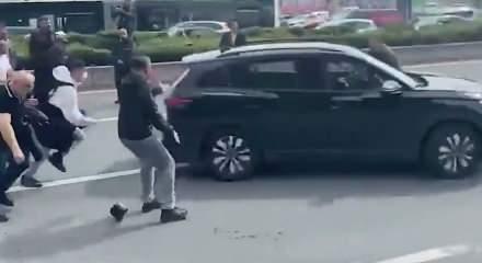 &Ouml;zg&uuml;r &Ouml;zel'in Meclis'e y&uuml;r&uuml;y&uuml;ş&uuml; sırasında kalabalığa dalan ara&ccedil; kadını ezip ka&ccedil;tı