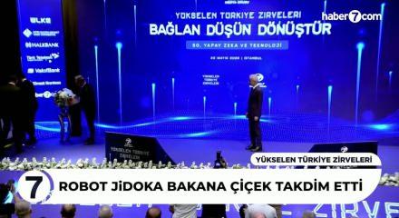 Y&uuml;kselen T&uuml;rkiye Zirveleri'nde Bakan Uraloğlu'na robot s&uuml;rprizi!