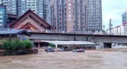 Sel felaketi &Ccedil;in&rsquo;de can aldı: 21 &ouml;l&uuml;