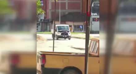 Seyir halindeki kamyonetin motorunu a&ccedil;ıp arızayı tespit etmeye &ccedil;alıştı