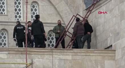 Sivas'ta cami kubbesinde sazlı t&uuml;rk&uuml;l&uuml; maaş eylemi