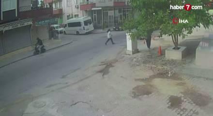 Yakınlarına el sallarken karşıya ge&ccedil;meye &ccedil;alışan yayaya araba &ccedil;arptı
