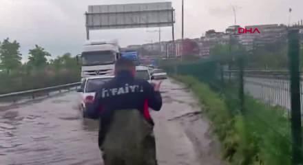 Zonguldak-İstanbul kara yolu su ile doldu, ara&ccedil; kuyrukları oluştu