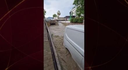15 dakikalık yağmur yetti: Bodrum'da ara&ccedil;lar su altında kaldı