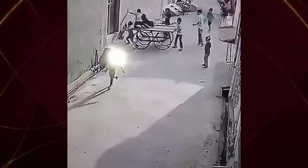  Hindistan'da feci kaza! 6 yaşındaki &ccedil;ocuk el arabası ile duvar arasına sıkışarak can verdi