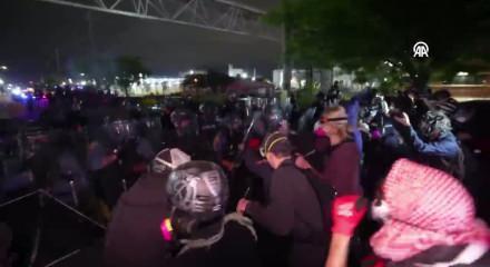 ABD'de g&ouml;&ccedil;men protestosu devam ediyor! Polislerden sert m&uuml;dahale...