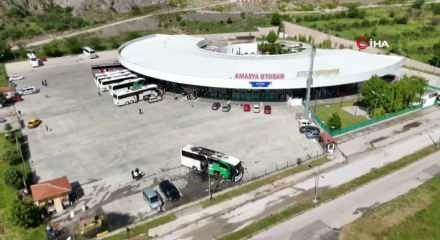 Amasya'da otob&uuml;s terminalinde park halindeki yolcu otob&uuml;s&uuml; yandı