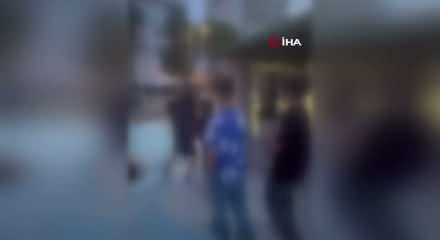 10 &ccedil;ocuk, parkta bir &ccedil;ocuğu tekme ve yumruklarla d&ouml;vd&uuml;