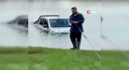 Aracıyla g&ouml;letten ge&ccedil;mek isteyen vatandaşlar suda mahsur kaldı!