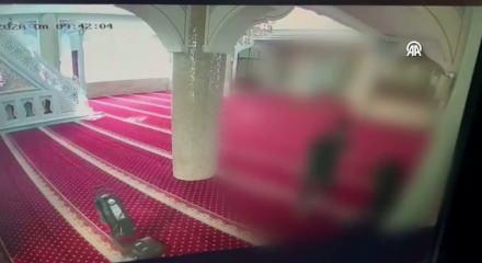 Bah&ccedil;elievler'de camide temizlik yapan imamı darp etti: O anlar kamerada