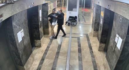 Balkondan d&uuml;ş&uuml;p &ouml;lm&uuml;şt&uuml;! Kan donduran g&ouml;r&uuml;nt&uuml;ler: Boğazlayarak asans&ouml;re bindirdi, evdeki kavga da kameraya yansıdı...
