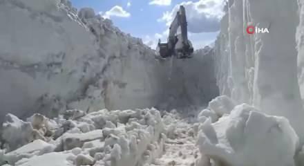 Beyt&uuml;şşebap'ta karlı yolları a&ccedil;ma &ccedil;alışmaları devam ediyor