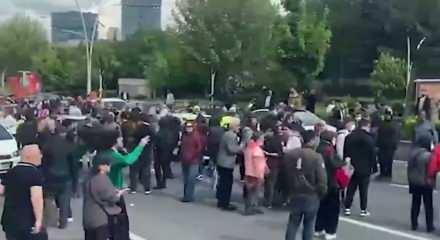 CHP Genel Merkezi &ouml;n&uuml;nde kalabalığa dalan ara&ccedil; kime ait?