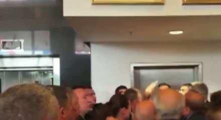 CHP yine bildiğiniz gibi! Genel Merkez binasında yine arbade &ccedil;ıktı