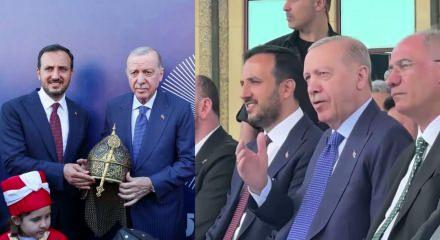 Cumhurbaşkanı Erdoğan'a İstanbul'un Fethinin 573'&uuml;nc&uuml; yıld&ouml;n&uuml;m&uuml;nde miğfer hediye edildi