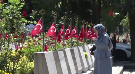Edirnekapı Şehitliği'nde h&uuml;z&uuml;nl&uuml; bayram: Şehit aileleri yakınlarını ziyaret etti