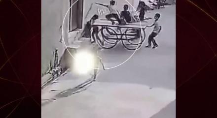  Hindistan'da feci kaza! 6 yaşındaki &ccedil;ocuk el arabası ile duvar arasına sıkışarak can verdi