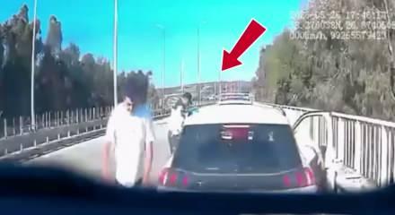 İzmir&rsquo;de yakıtı biten araca yardım eden jandarmaya TIR &ccedil;arptı!