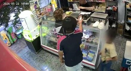 Meksika'da markette bir gencin sa&ccedil;larını yaktılar! 