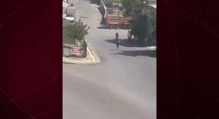 Kahramanmaraş'ta d&ouml;ner bı&ccedil;aklı palalı kavga kameraya yansıdı!