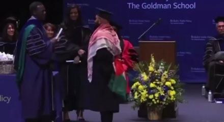 Mezuniyette Filistin bayrağı krizi: Bırakınca diplomasını alabildi!