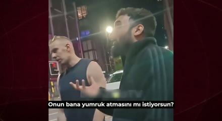 M&uuml;sl&uuml;man gence sokakta hakaretler eden ırk&ccedil;ı saldırgan tek yumrukla nakavt oldu