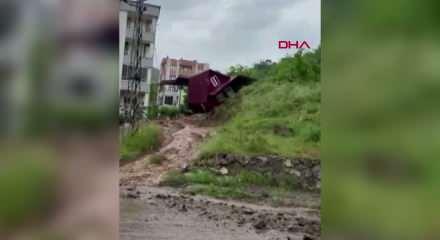 Osmaniye'de prefabrik ev b&ouml;yle devrildi