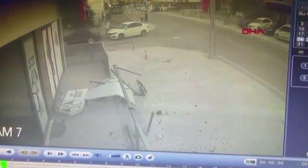 Otomobil iş yerine girdi; kaza anı kamerada