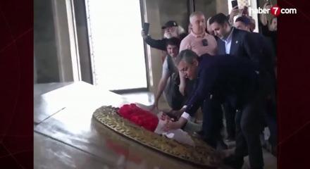 &Ouml;zg&uuml;r &Ouml;zel'in &ccedil;elenk şovu h&uuml;srana d&ouml;nd&uuml;! Anıtkabir'de ilgin&ccedil; anlar