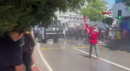 &Ouml;zg&uuml;r &Ouml;zel'in İzmir mitingi &ouml;ncesinde g&ouml;stericiler polisle &ccedil;atıştı