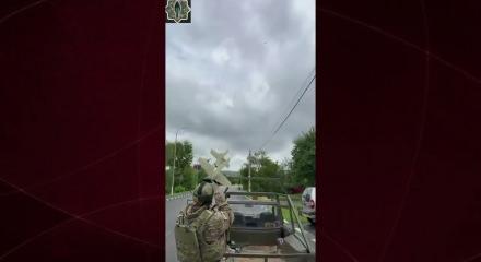 Rus askerleri d&uuml;şman İHA'sını yolka sistemiyle vurduğu anlar kamerada