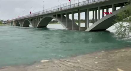 Şanlıurfa- Atat&uuml;rk Barajı&rsquo;nın kapakları a&ccedil;ıldı, Fırat Nehri&rsquo;nin kıyısındaki mesire alanını su bastı