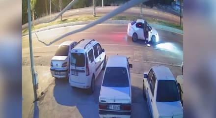  Şanlıurfa'da iş yerine taramalı silahla ger&ccedil;ekleştirilen saldırıda 5 otomobil zarar g&ouml;rd&uuml;
