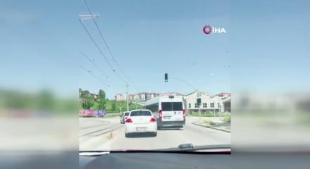 Servis aracı trafiği birbirine kattı! Muhtemel kaza ucuz atlatıldı
