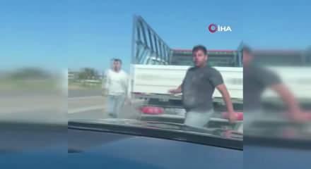 Trafikte tansiyon y&uuml;kseldi: Sopalı saldırıdan son anda ka&ccedil;tılar