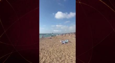 Hizbullah'ın attığı roketlerin denize d&uuml;şmesi plajdaki İsraillilerde korkuya neden oldu