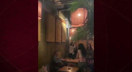 Kadına şiddet uygulayan oyuncu Ozan G&uuml;ven Kadık&ouml;y'deki mekandan protestolarla &ccedil;ıkarıldı