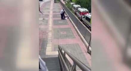 Yere d&uuml;ş&uuml;rd&uuml;ğ&uuml; kadının boğazını sıkan saldırganı yoldan ge&ccedil;en kadın iterek durdurdu