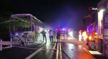 Yolcu otob&uuml;s&uuml; bariyerlere &ccedil;arpıp yandı