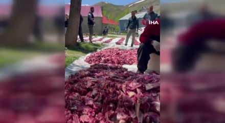  Y&uuml;ksekova'da 100 yıllık gelenek: 140 kurban kesildi, etler t&uuml;m k&ouml;ye eşit dağıtıldı