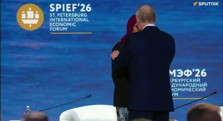 Putin'in canlı yayında mikrofon m&uuml;dahalesi sosyal medyada g&uuml;ndem oldu