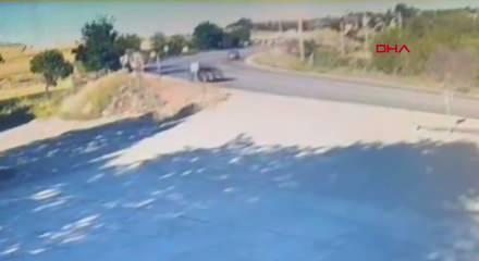 Adıyaman'da 18 yaşındaki gencin bariyerlere &ccedil;arparak &ouml;ld&uuml;ğ&uuml; kazanın g&ouml;r&uuml;nt&uuml;leri ortaya &ccedil;ıktı