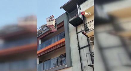 Asans&ouml;rde mahsur kalan yaşlı kadını itfaiye kurtardı