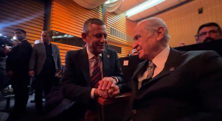 Ko&ccedil;'un 100. yıl resepsiyonunda g&uuml;ndem olan g&ouml;r&uuml;nt&uuml;: Bah&ccedil;eli ve &Ouml;zel'den samimi sohbet!