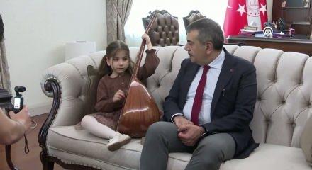 Bakan Tekin, m&uuml;zik ilkokuluna başvuran 6 yaşındaki g&ouml;rme engelli &ouml;ğrenciyi ağırladı