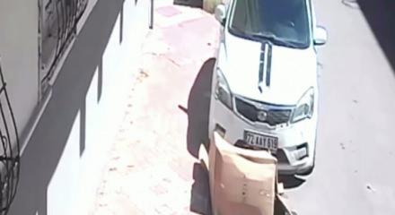 Batman'da &ccedil;ocuğun yaktığı karton az kalsın otomobili tutuşturuyordu